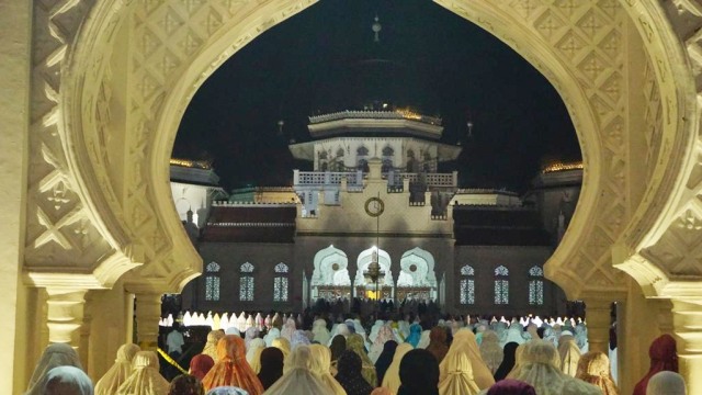 Masjid Baiturrahman Aceh Tak Batasi Jemaah Salat Tarawih, tapi Saf Berjarak (111747)