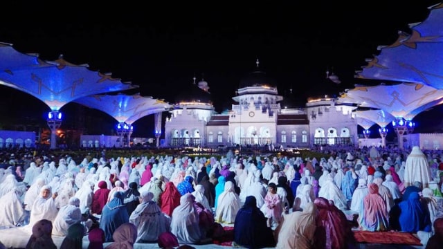 Umat muslim mengikuti shalat tarawih pertama di Masjid Raya Baiturrahman Aceh. Foto: Zuhri Noviandi/kumparan