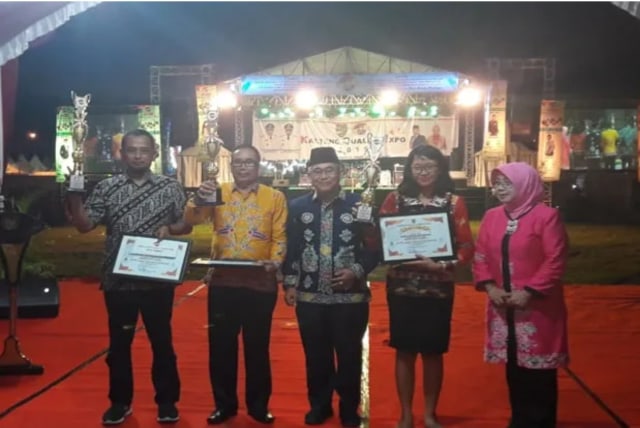 Pemkab Kobar meraih juara pertama untuk kategori stand terbaik pada pameran Kalteng Quality Expo di Palangkaraya. (FOTO: Diskominfo Kobar)