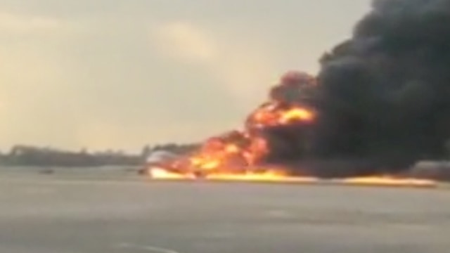 Aeroflot Sukhoi Superjet yang terbakar saat mendarat darurat di Moskow