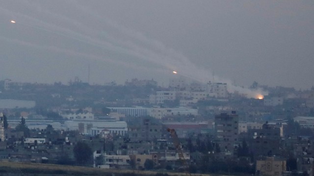 Sejumlah roket yang diluncurkan dari Gaza ke Israel yang terlihat dari sisi Israel dari perbatasan Israel-Gaza, Israel. Foto: REUTERS / Amir Cohen