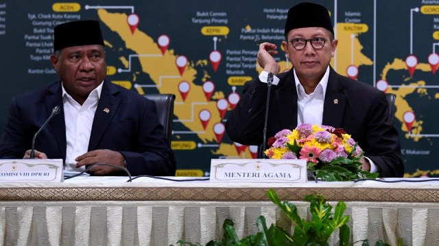 Menteri Agama Lukman Hakim Saifuddin (kanan) menyampaikan hasil Sidang Isbat penentuan awal Ramadan 1440 Hijriah di Kementerian Agama, Jakarta, Minggu (5/5). Foto: ANTARA FOTO/Puspa Perwitasari