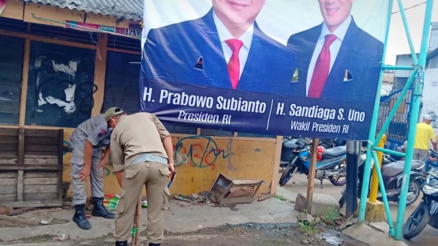 Sejumlah petugas mencopot baliho Prabowo Sandi di Bekasi. Foto: Dok. Polres Bekasi Kota