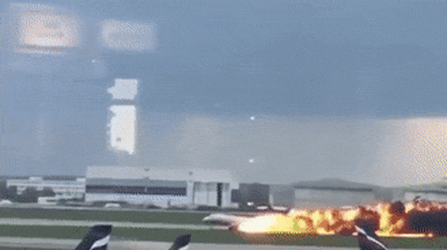 Kecelakaan pesawat Sukhoi maskapai Aeroflot di Rusia. Foto: RT/Youtube
