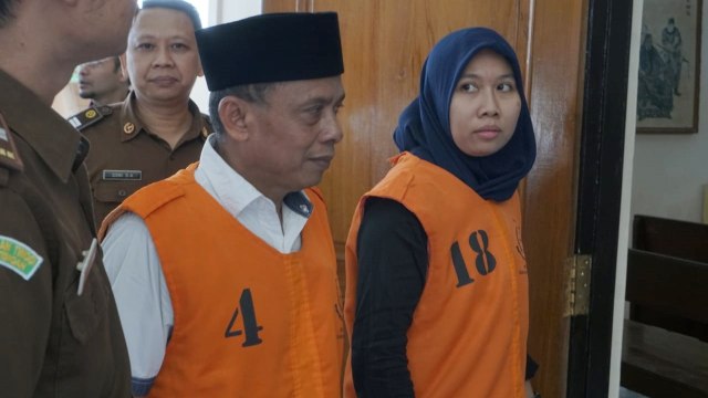 Priyanto (kedua kiri) dan Anik Yuni (kanan) Kartikasari jalani persidangan perdana kasus Mafia Bola di Pengadilan Negeri Banjarnegara, Jawa Tengah (6/5). Foto: Iqbal Firdaus/kumparan
