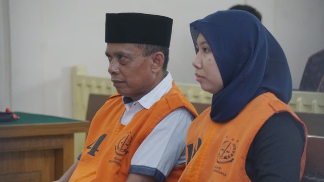 Priyanto (kiri) dan Anik Yuni Kartikasari jalani persidangan perdana kasus Mafia Bola di Pengadilan Negeri Banjarnegara, Jawa Tengah (6/5). Foto: Iqbal Firdaus/kumparan