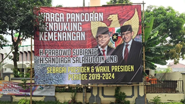 Baliho Prabowo menang di depan Masjid Jami’ Al-Munawar, Jalan Raya Pasar Minggu, Pancoran. Foto: Muhammad Darisman/kumparan