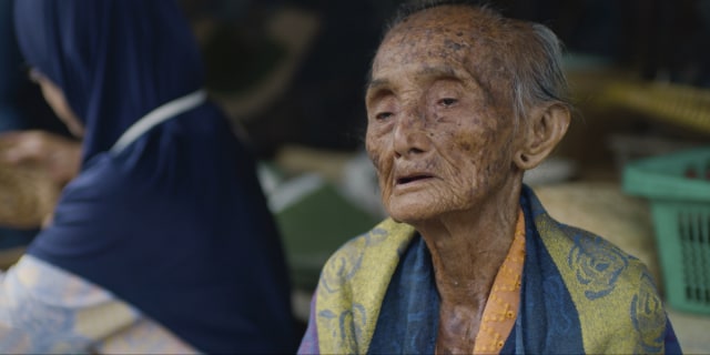 Mbah Lindu, penjual gudeg di Yogakarta yang kini berusia 100 tahun Foto: Netflix