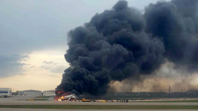 Ilustrasi pesawat terbakar. Foto: REUTERS/Nadezhda Polomoshnova