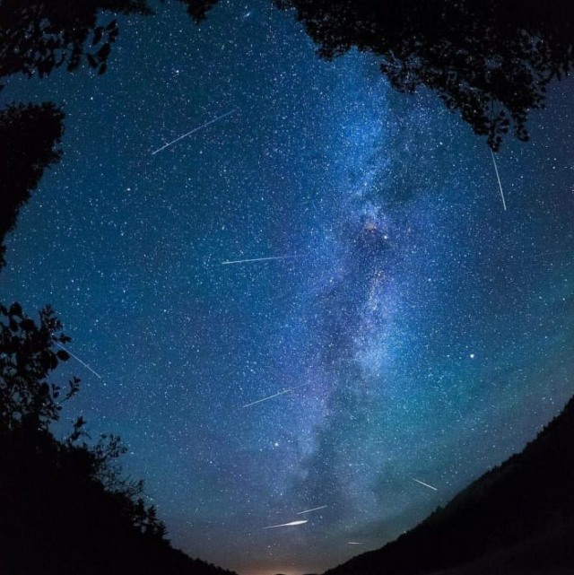 Fenomena Meteor Eta aqurids (sumber foto : IG @beeintuitivenz)