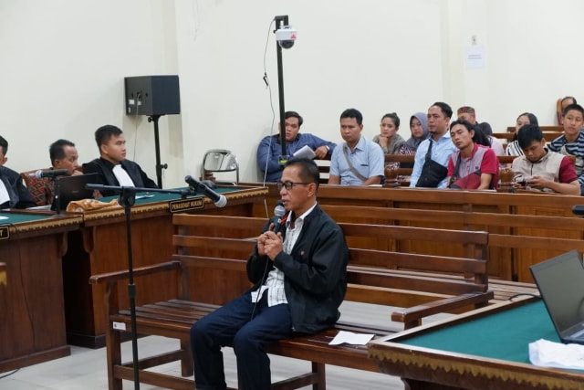 ﻿﻿Bupati Mesuji Nonaktif Khamami saat menjalani persidangan di Pengadilan Tipikor Tanjungkarang, Senin (6/5) | Foto : Obbie Fernando/Lampung Geh﻿﻿