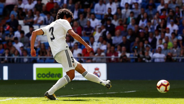Bek Madrid, Jesus Vallejo, saat mencetak gol untuk timnya di laga melawan Villarreal. Foto: REUTERS/Juan Medina