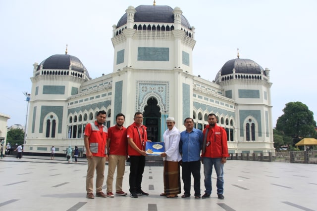 Telkomsel menyerahkan secara simbolis bantuan kurma ke Masjid Raya Al Mashun Medan. Istimewa 
