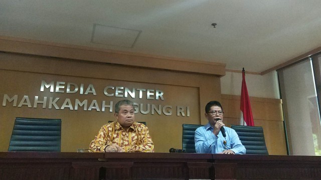 Juru Bicara Mahkamah Agung Andi Samsan (Batik) dan Kabiro Hukum dan Humas, Abdullah di Kantor MA, Jakarta Foto: Adhim Mugni Mubaroq/kumparan