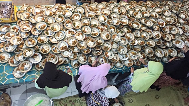Pembagian menu berbuka puasa dengan ribuan porsi piring terbang di Masjid Jogokariyan Kota Yogyakarta. Foto: Arfiansyah Panji Purnandaru/kumparan