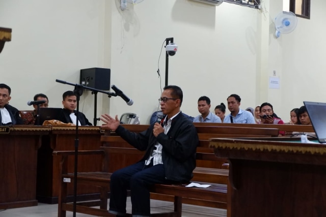 Bupati Mesuji Nonaktif Khamami saat menjadi saksi dalam persidangan, Senin (6/5) | Foto : Obbie Fernando/Lampung Geh
