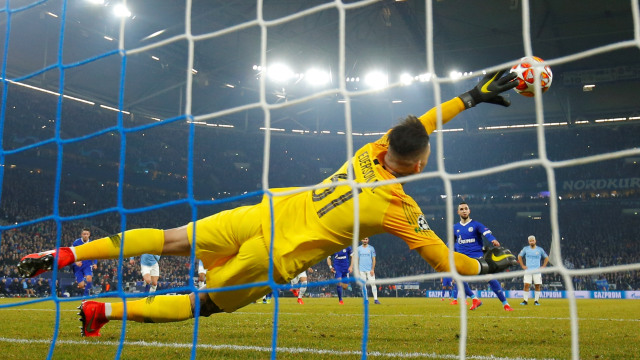 Kiper Manchester City, Ederson Moraes, coba menghalau penalti Schalke. Foto: Odd Andersen/AFP