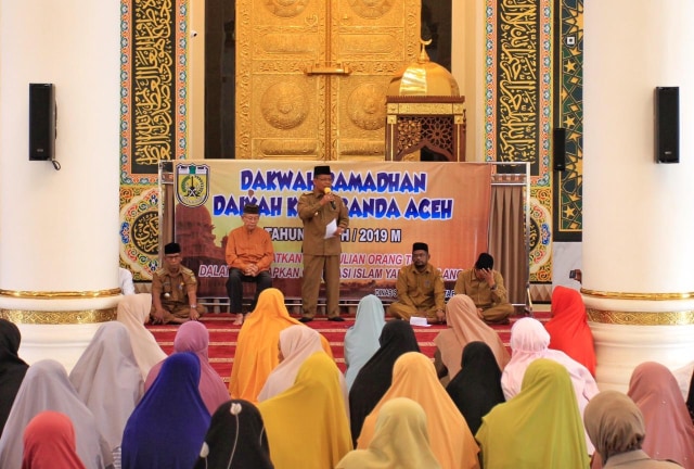 Wali Kota Banda Aceh, Aminullah Usman saat membuk kegiatan dakwah daiyah khusus perempuan di Banda Aceh. Foto: Humas Banda Aceh