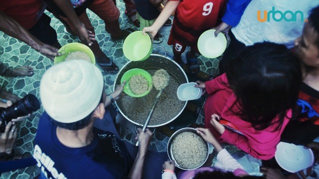 Sebagian warga yang mengantri untuk mendapatkan bubur suro secara gratis, Senin (6/5) Foto: abp/Urban Id