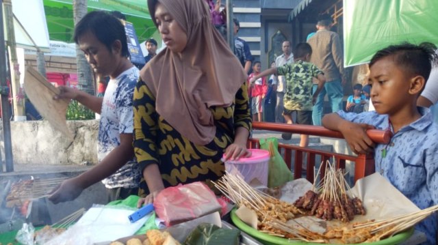 Sate susu yang dijual hanya saat Ramadhan di Kampung Jawa , Denpasar (kanalbali/LSU)