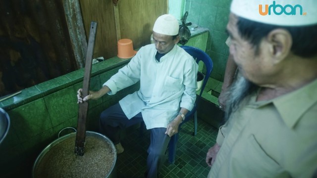 Foto: Bagi-bagi Bubur Suro, Tradisi Ramadan di Palembang (136454)