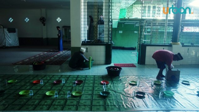 Foto: Bagi-bagi Bubur Suro, Tradisi Ramadan di Palembang (136455)