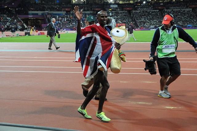 Mo Farah saat merayakan kemenangannya di nomor lari 10.000 meter Olimpiade London 2012. Foto: Wikimedia Commons