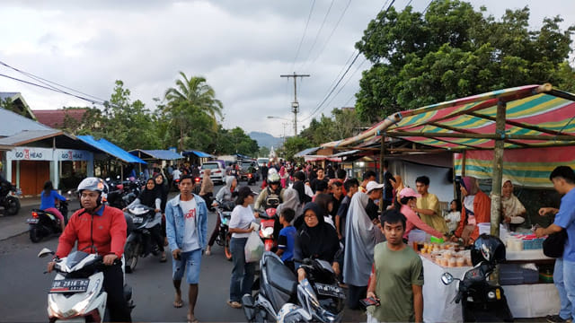 Suasana festival kampung ramadan di kampung Jawa Tondano, Minahasa. Beraneka ragam takjil dan kuliner bisa ditemukan di puluhan lapak yang berada di jalan depan Masjid Agung Al-Falah Kyai Modjo