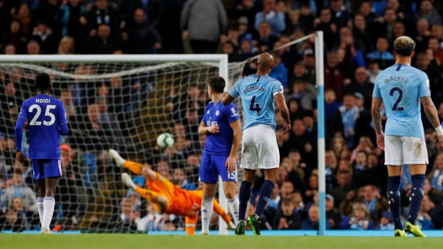 Gol indah Vincent Kompany (4) bawa City unggul atas Leicester. Foto: REUTERS/Phil Noble
