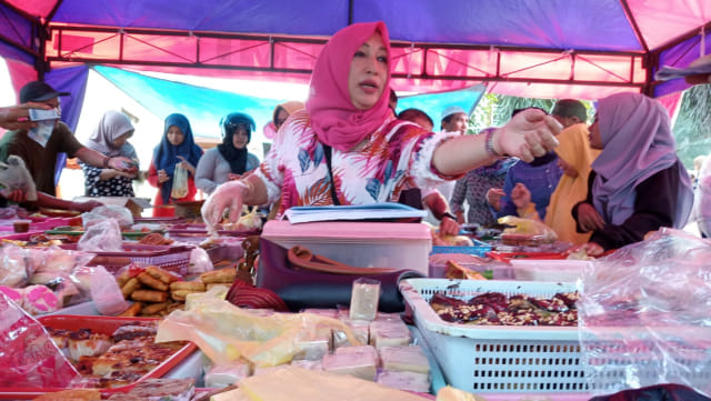 Salah satu penjual takjil di kawasan Falajawa 1. di Jalan Pahlawan Revolusi, Ternate, Maluku UtaraFoto: Rizal Syam/cermat