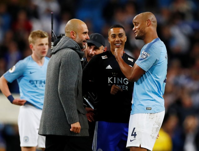 Pep Guardiola dan Vincent Kompany berbincang setelah Manchester City mengalahkan Leicester. Foto: Reuters/Jason Cairnduff