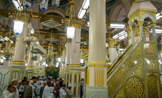 Umat Islam beribadah di area saf Raudhatun Jannah/Raudhah (Taman Surga) di Masjid Nabawi, Madinah, Arab Saudi, Senin (6/5). Foto: ANTARA FOTO/Aji Styawan