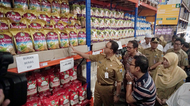 Gubernur DKI Jakarta Anies Baswedan, sedang melihat beras yang dijual. Foto: Irfan Adi Saputra/kumparan