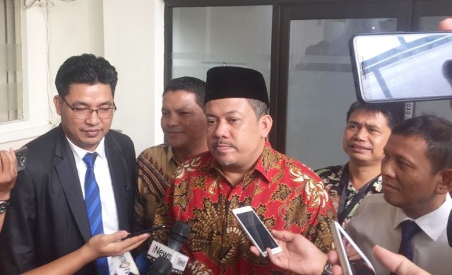 Fahri Hamzah (tengah) di Pengadilan Negeri Jakarta Selatan. Foto: Raga Imam/kumparan