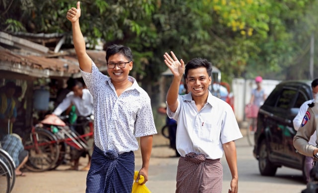 Wartawan Reuters, Wa Lone dan Kyaw Soe Oo setelah dibebaskan dari penjara Insein setelah menerima pengampunan presiden di Yangon, Myanmar. Foto: REUTERS / Ann Wang