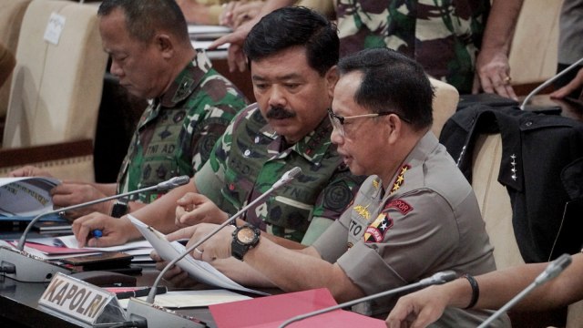 Kapolri Jenderal Tito Karnavian berbicara didampingi Panglima TNI Marsekal Hadi Tjahjanto saat evaluasi Pemilu 2019. Foto: Irfan Adi Saputra/kumparan