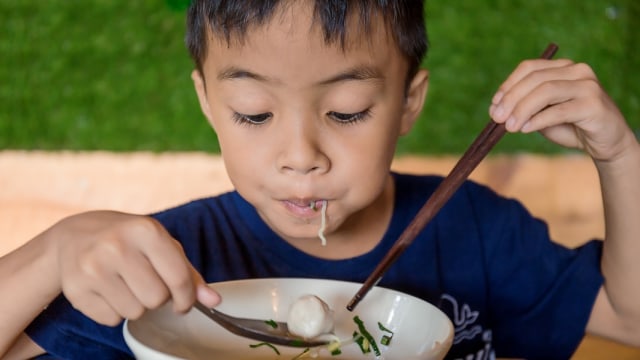 Ilustrasi anak makan Foto: Shutterstock