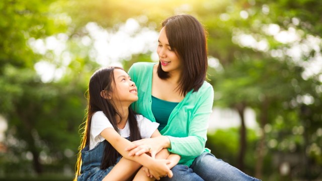 Lindungi dan jaga kesehatan anak saat ia belajar puasa Foto: Shutterstock