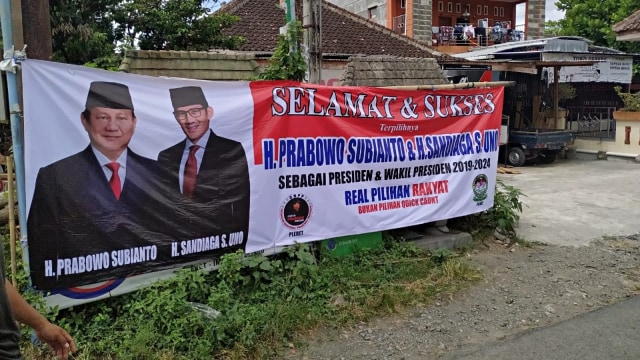 Salah satu spanduk ucapan selamat untuk pasangan calon presiden dan wakil presiden nomor urut 02, Prabowo-Sandi yang akan dicopot di Yogyakarta. Foto: Dok. Istimewa