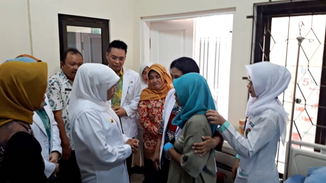 Gubernur Jawa Timur, Khofifah Indar Parawansa kujungi Fitri, gadis pemakan jari tangannya sendiri di rumah sakit. Foto: Yuana Fatwalloh/kumparan