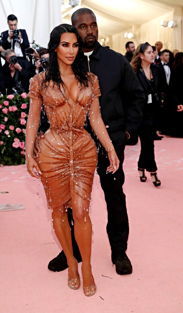 Kanye West dan Kim Kardashian West saat menghadiri Met Gala. Foto: Reuters/Mario Anzuoni