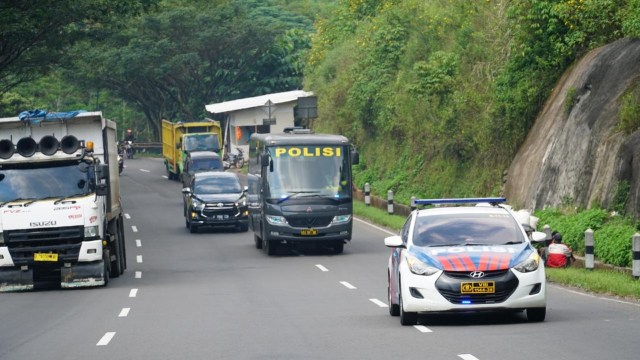 Iring-iringan kendaraan Polres Bandung meninjau perbaikan jalur mudik Nagreg, Kabupaten Bandung. Foto: Dok. Polres Bandung