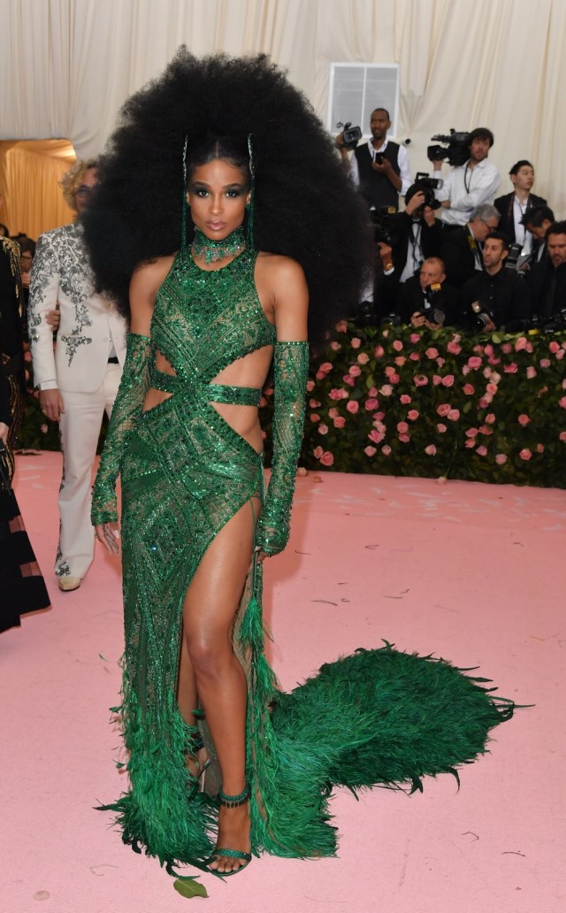 20 Busana Spektakuler yang Sukses Curi Perhatian di Met Gala 2019 (96806)