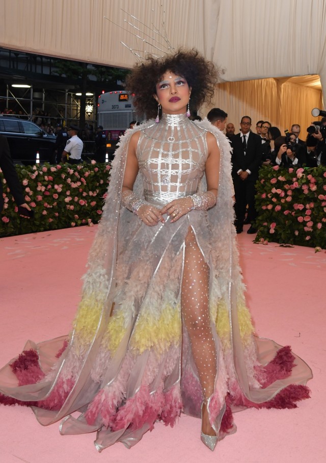 20 Busana Spektakuler yang Sukses Curi Perhatian di Met Gala 2019 (96801)