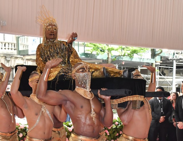 20 Busana Spektakuler yang Sukses Curi Perhatian di Met Gala 2019 (96797)
