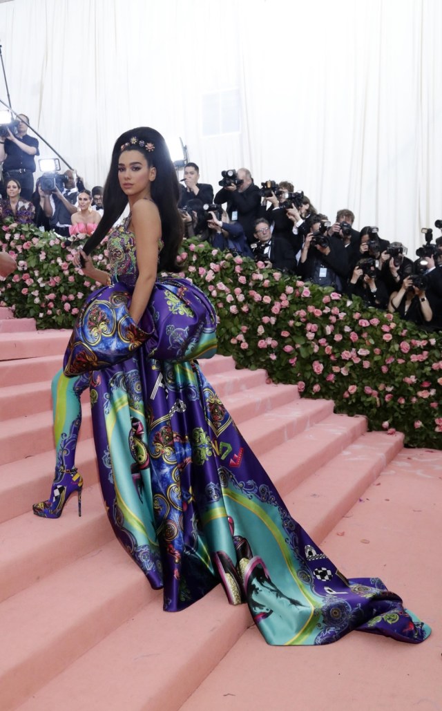 20 Busana Spektakuler yang Sukses Curi Perhatian di Met Gala 2019 (96808)