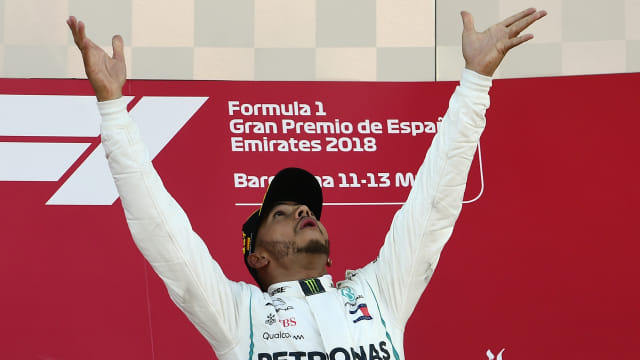 Lewis Hamilton merayakan kemenangan di GP Spanyol 2018. Foto: Pierre-Philippe MARCOU/AFP