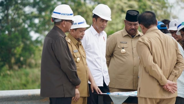 Presiden Jokowi tinjau lokasi alternatif ibu kota di Bukit Soeharto, Jalan Tol Balikpapan-Samarinda, Kutai Kartanegara, Kalimantan TImur. Foto: Biro Pers Sekretariat Presiden/Rusman