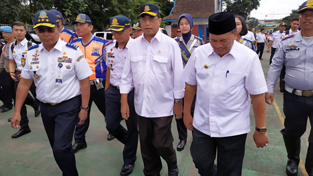 Menteri Perhubungan RI Budi Karya Sumadi (tengah) saat mengunjungi Terminal Leuwi Panjang, Kota Bandung. Foto: Rachmadi Rasyad/kumparan