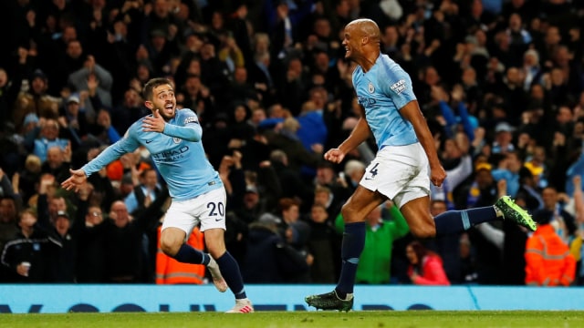 Kompany merayakan gol ke gawang Leicester City. Foto: Reuters/Jason Cairnduff